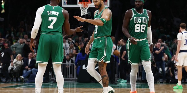 塔图姆：我和奎塔一直在沟通 配合次数越多 我们越来越熟悉彼此