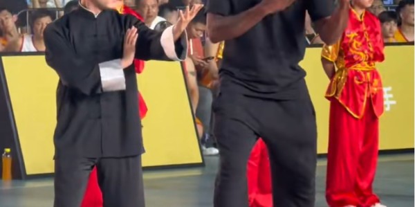 咏春卡！伦纳德现场学习咏春拳，一招一式和抱拳礼都有模有样