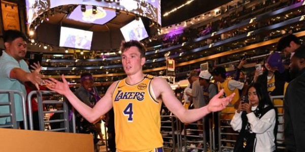 赛程安排-湖人新惊喜！23岁菜鸟崛起：三分5中5变詹皇绝配