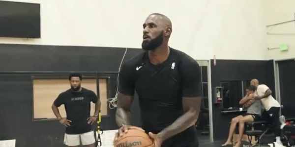 转型投手🏀训练师晒詹姆斯三分接球就投训练 出手流畅连续命中