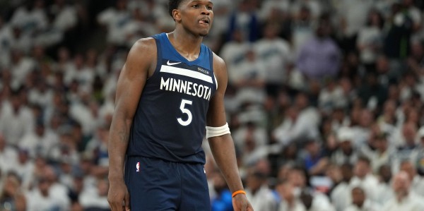 🐺前途无量！祝森林狼球星爱德华兹24岁生日快乐！🎂