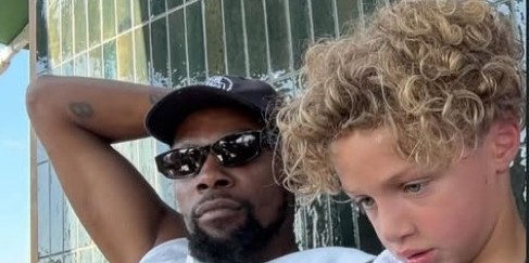 电竞投注平台-美媒调侃杜兰特与Drake儿子玩平板 ：孩子你在帮KD校对推文😂？