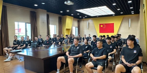 上海男篮集体观看阅兵仪式 新援张镇麟与李弘权李添荣同排就坐