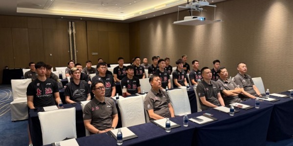 上海男篮集体观看阅兵仪式 新援张镇麟与李弘权李添荣同排就坐