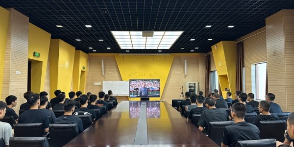 上海男篮集体观看阅兵仪式 新援张镇麟与李弘权李添荣同排就坐