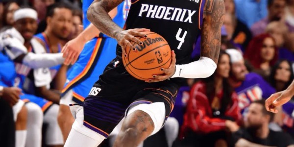 格林穿着Kobe5，得到26分5篮板6助攻1抢断